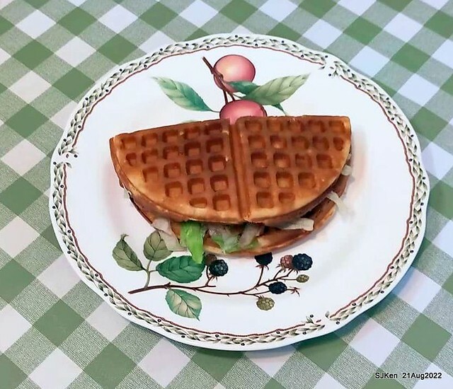 「小木屋鬆餅南港店」3-1 紐澳良雞肉蔬菜鬆餅(New Orleans chicken with vegetable waffle at Shine Mood Waffl store), Taipei, Taiwan, SJKen, Aug 21, 2022.