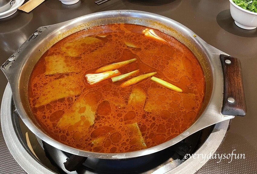 麻辣鍋應該有許多人都是衝著鴨血豆腐來的吧 麻辣鍋應該有許多人都是衝著鴨血豆腐來的吧