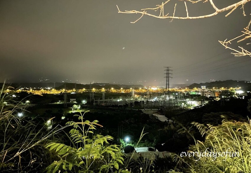 店門口還有一小塊空間,能俯瞰嘉義市夜景。