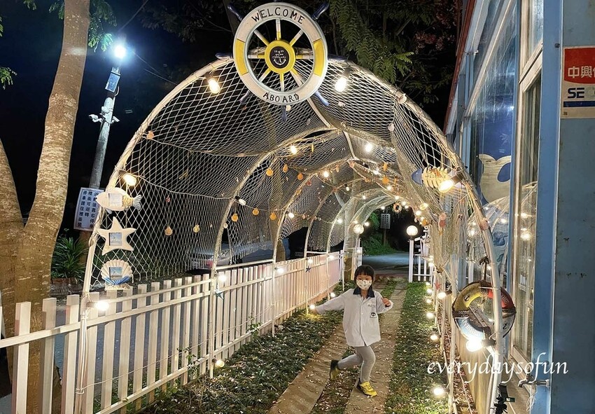 佐藤捲捲的環境很清幽,晚上來會點燈更美