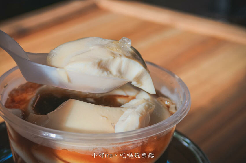 芋艿川 內湖店｜市場的豆花小攤子賣到開店面啦，日本風稻草屋簷超吸睛，有機豆花一吃圈粉。內湖美食