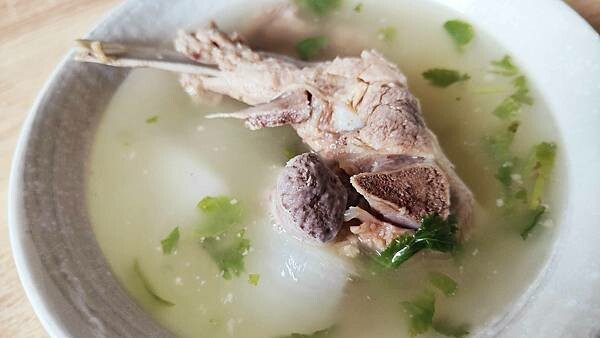 【萬華美食】廣州街牛腩湯｜來這必喝清甜大骨湯