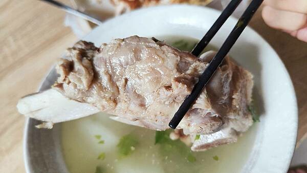 【萬華美食】廣州街牛腩湯｜來這必喝清甜大骨湯