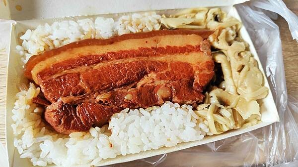 【萬華美食】廣州街牛腩湯｜來這必喝清甜大骨湯