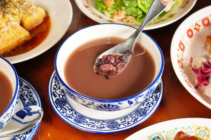 台中市北屯區隱身在一德洋樓內的創意台菜咖啡廳，連年獲得米其林必比登推薦，人少少也能吃台菜