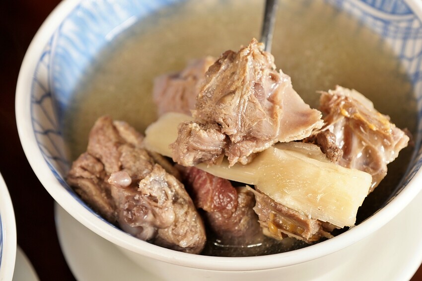 台中市北屯區隱身在一德洋樓內的創意台菜咖啡廳，連年獲得米其林必比登推薦，人少少也能吃台菜