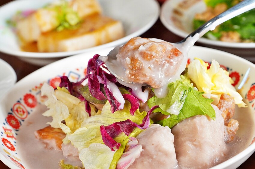 台中市北屯區隱身在一德洋樓內的創意台菜咖啡廳，連年獲得米其林必比登推薦，人少少也能吃台菜