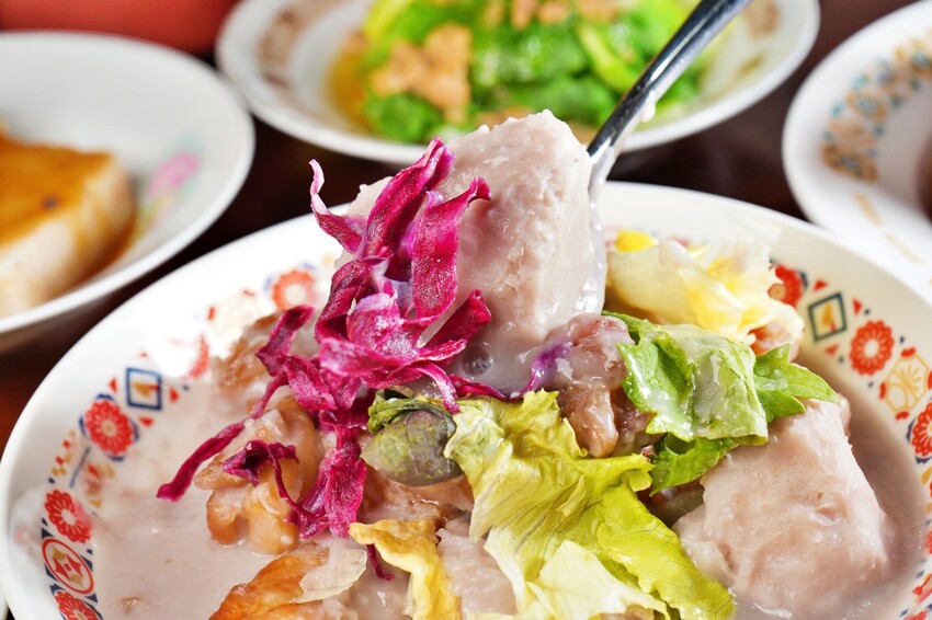 台中市北屯區隱身在一德洋樓內的創意台菜咖啡廳，連年獲得米其林必比登推薦，人少少也能吃台菜