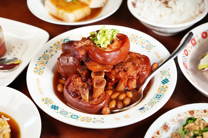 台中市北屯區隱身在一德洋樓內的創意台菜咖啡廳，連年獲得米其林必比登推薦，人少少也能吃台菜