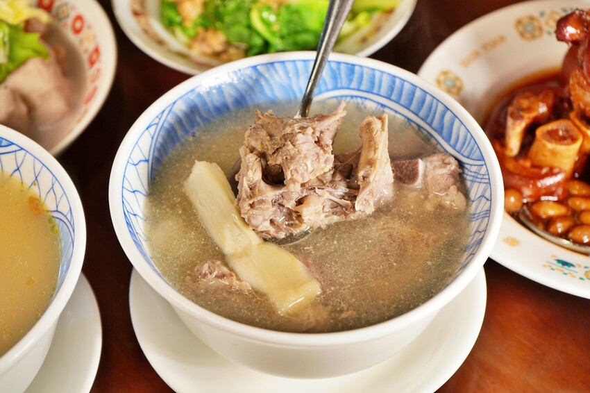 台中市北屯區隱身在一德洋樓內的創意台菜咖啡廳，連年獲得米其林必比登推薦，人少少也能吃台菜