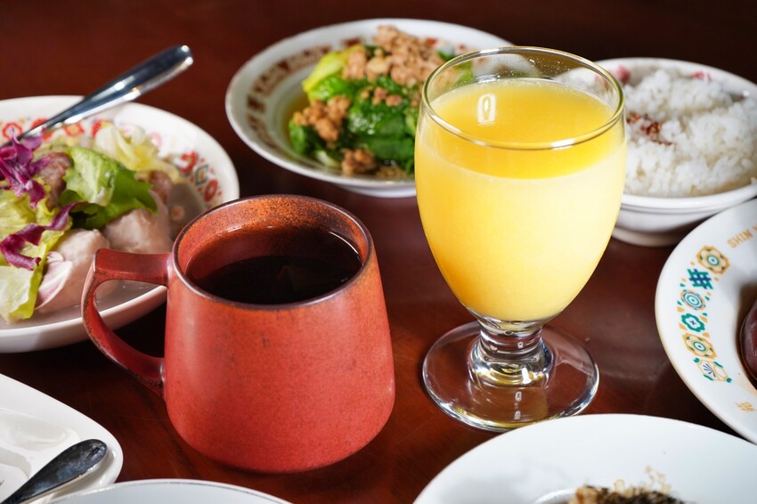 台中市北屯區隱身在一德洋樓內的創意台菜咖啡廳，連年獲得米其林必比登推薦，人少少也能吃台菜