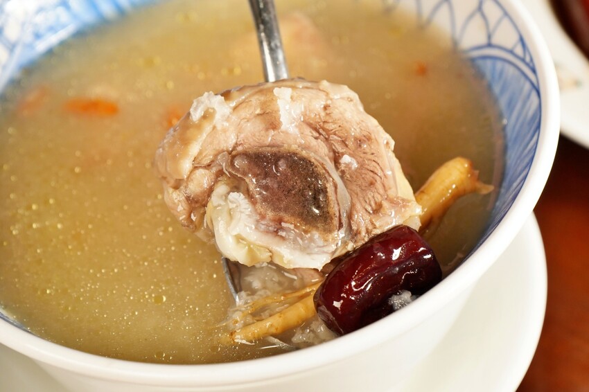 台中市北屯區隱身在一德洋樓內的創意台菜咖啡廳，連年獲得米其林必比登推薦，人少少也能吃台菜