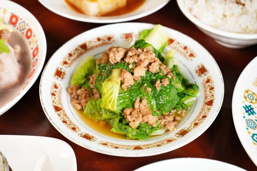 台中市北屯區隱身在一德洋樓內的創意台菜咖啡廳，連年獲得米其林必比登推薦，人少少也能吃台菜