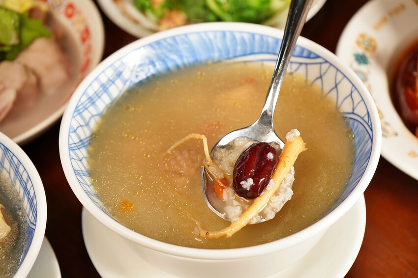 台中市北屯區隱身在一德洋樓內的創意台菜咖啡廳，連年獲得米其林必比登推薦，人少少也能吃台菜