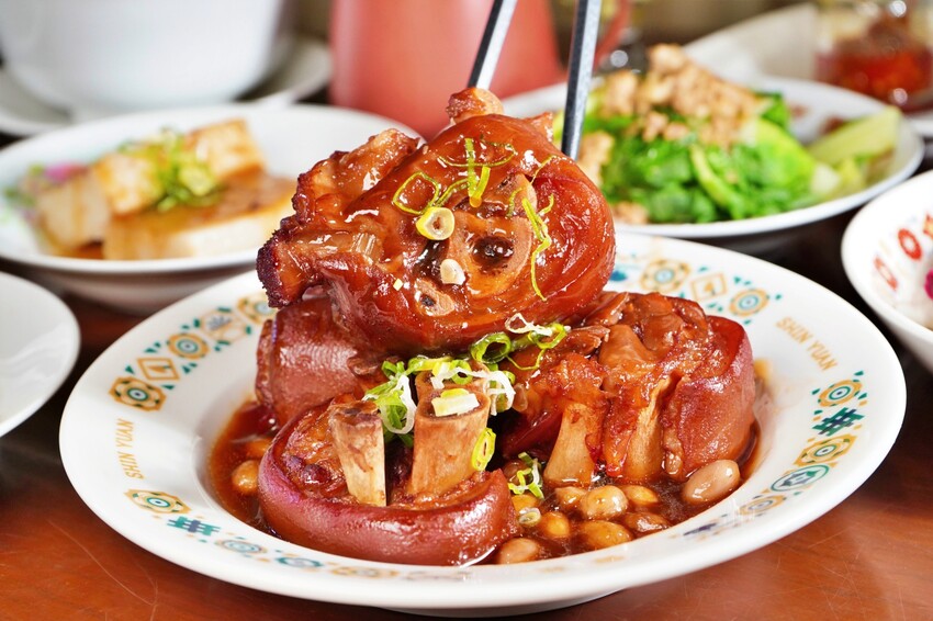 台中市北屯區隱身在一德洋樓內的創意台菜咖啡廳，連年獲得米其林必比登推薦，人少少也能吃台菜