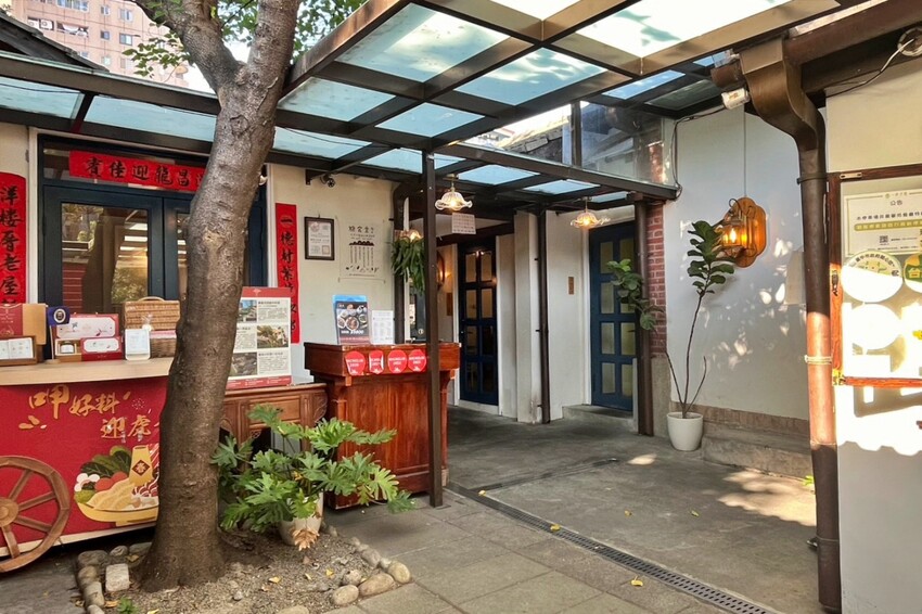 台中市北屯區隱身在一德洋樓內的創意台菜咖啡廳，連年獲得米其林必比登推薦，人少少也能吃台菜