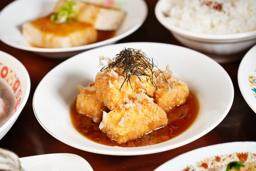 台中市北屯區隱身在一德洋樓內的創意台菜咖啡廳，連年獲得米其林必比登推薦，人少少也能吃台菜