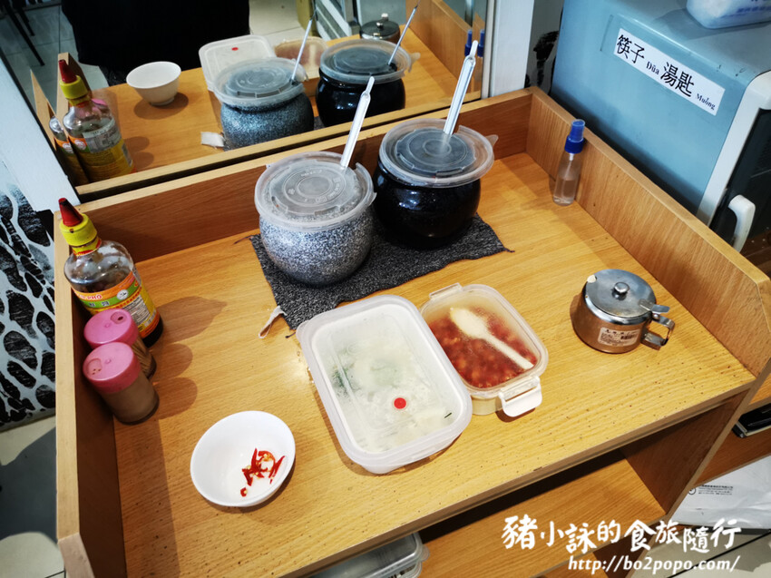 高雄。左營》金芝越南美食。炎炎夏天來碗清爽開胃的涼拌米線