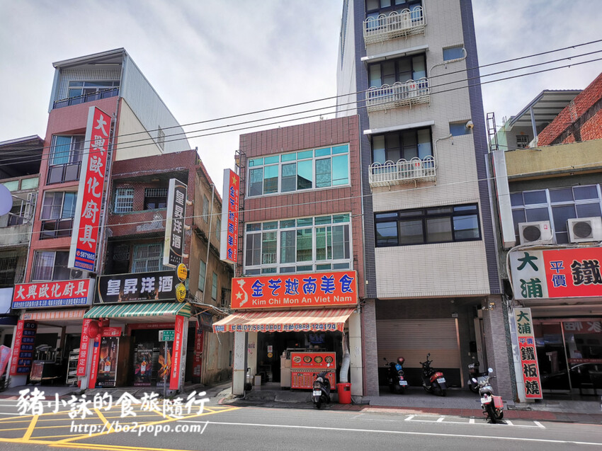 高雄。左營》金芝越南美食。炎炎夏天來碗清爽開胃的涼拌米線