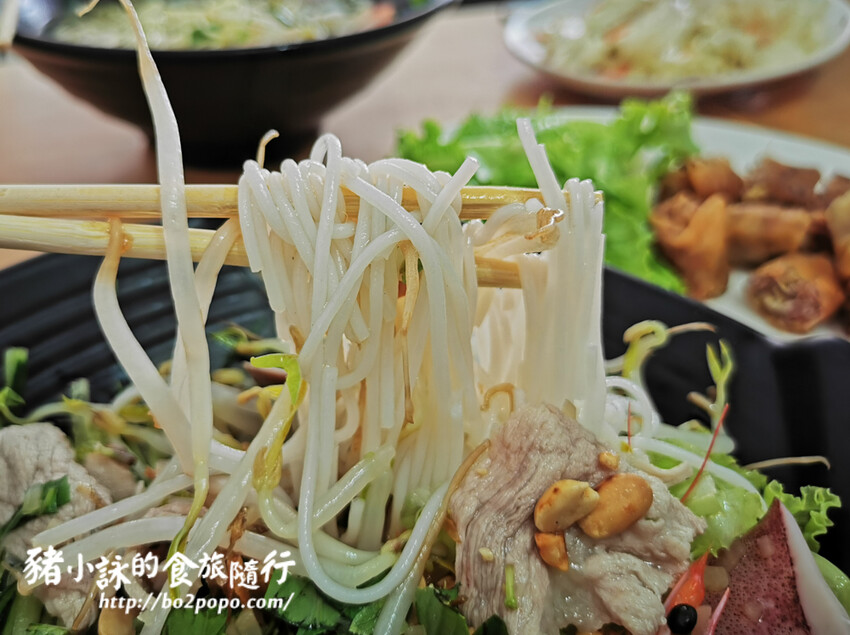 高雄。左營》金芝越南美食。炎炎夏天來碗清爽開胃的涼拌米線