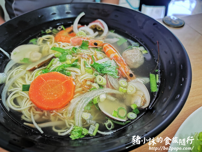 高雄。左營》金芝越南美食。炎炎夏天來碗清爽開胃的涼拌米線