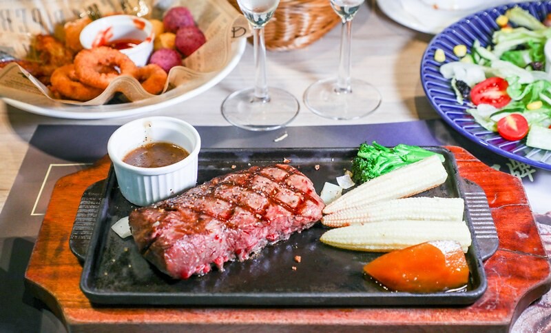 【台北捷運美食-南港站】瀧厚炙燒熟成牛排(南港店).炙燒霜降肩小排.戰斧豬排.雙人套餐1088起