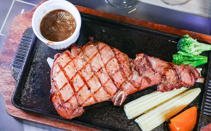 【台北捷運美食-南港站】瀧厚炙燒熟成牛排(南港店).炙燒霜降肩小排.戰斧豬排.雙人套餐1088起