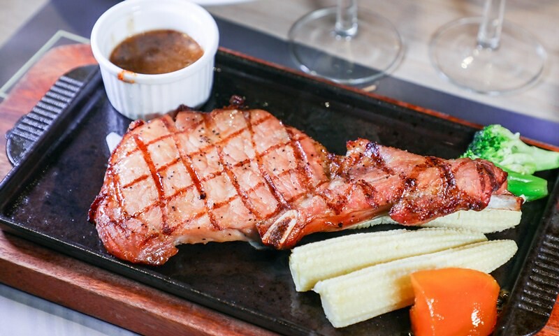 【台北捷運美食-南港站】瀧厚炙燒熟成牛排(南港店).炙燒霜降肩小排.戰斧豬排.雙人套餐1088起