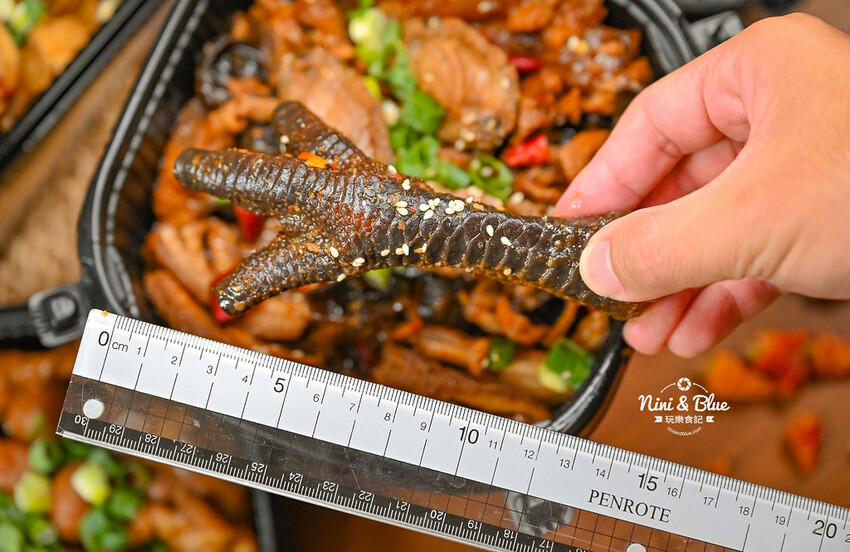 台中麻辣滷味推薦，17種中藥浸漬48小時秘製而成的麻辣川滷，居然有冷滷鮑魚 -妮妮布魯