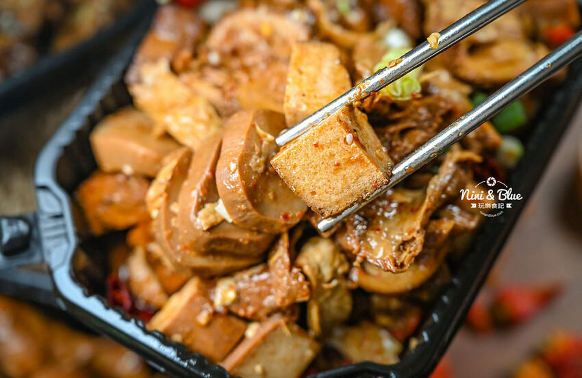 台中麻辣滷味推薦，17種中藥浸漬48小時秘製而成的麻辣川滷，居然有冷滷鮑魚 -妮妮布魯