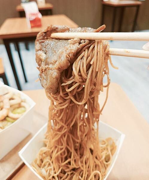 竹北人氣美食曾氏福建炒麵/星馬人氣美食/夜市人氣小吃/夜市美食/牛奶芽菜/椒麻小卷