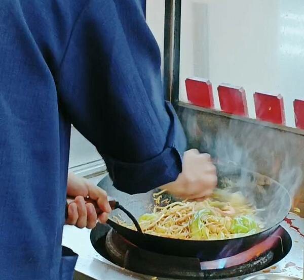 竹北人氣美食曾氏福建炒麵/星馬人氣美食/夜市人氣小吃/夜市美食/牛奶芽菜/椒麻小卷