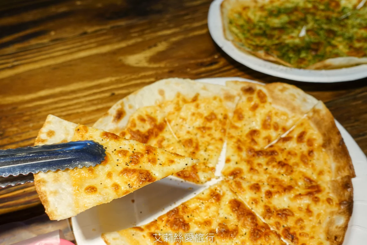 饒河夜市必吃 幸花明太子起司烤餅 餅皮薄脆香香鹹鹹明太子淡淡起司香味 外觀像PIZZA但沒有PIZZA的油膩口感 份量適中好吃沒負擔！