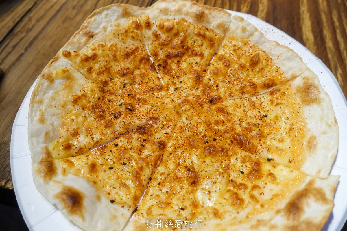 饒河夜市必吃 幸花明太子起司烤餅 餅皮薄脆香香鹹鹹明太子淡淡起司香味 外觀像PIZZA但沒有PIZZA的油膩口感 份量適中好吃沒負擔！