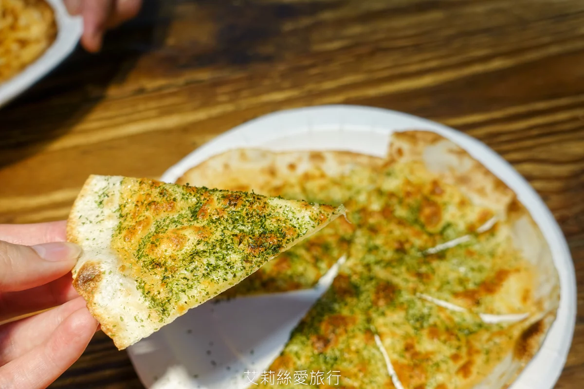 饒河夜市必吃 幸花明太子起司烤餅 餅皮薄脆香香鹹鹹明太子淡淡起司香味 外觀像PIZZA但沒有PIZZA的油膩口感 份量適中好吃沒負擔！