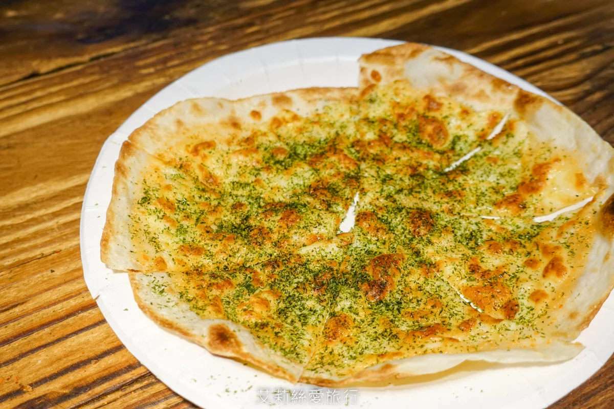 饒河夜市必吃 幸花明太子起司烤餅 餅皮薄脆香香鹹鹹明太子淡淡起司香味 外觀像PIZZA但沒有PIZZA的油膩口感 份量適中好吃沒負擔！