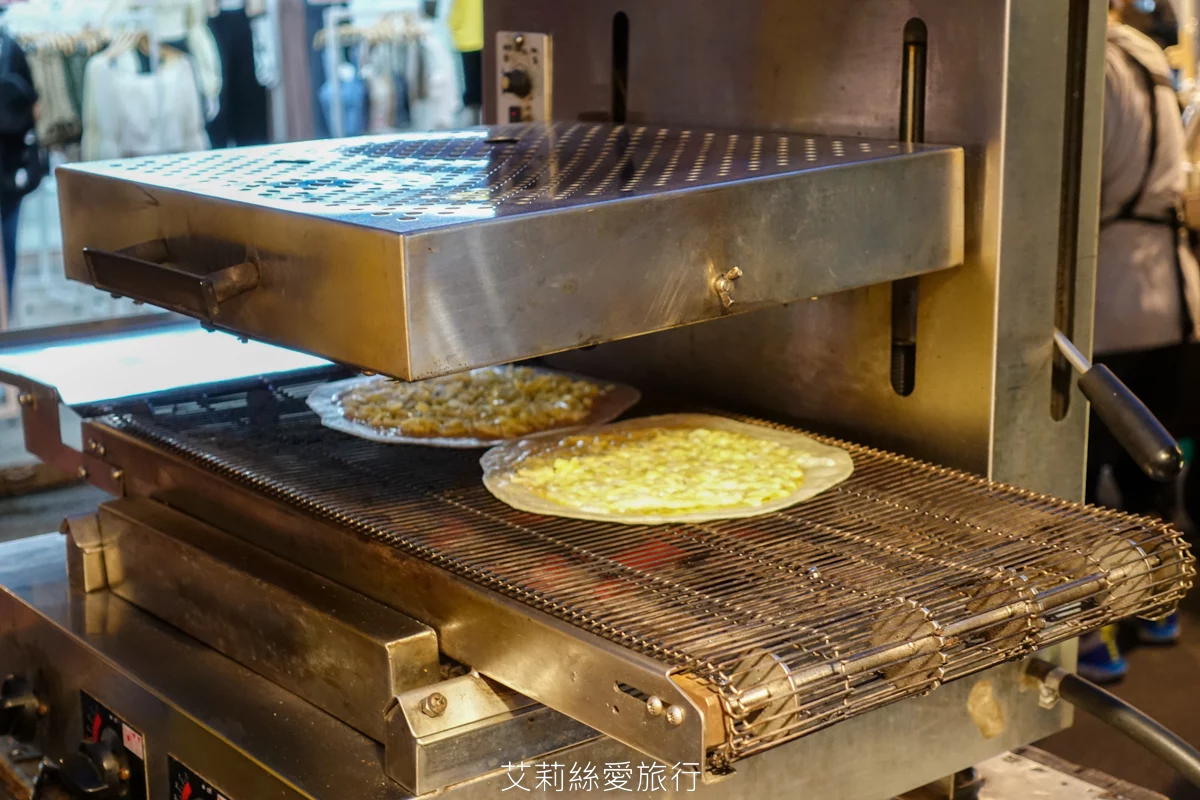 饒河夜市必吃 幸花明太子起司烤餅 餅皮薄脆香香鹹鹹明太子淡淡起司香味 外觀像PIZZA但沒有PIZZA的油膩口感 份量適中好吃沒負擔！