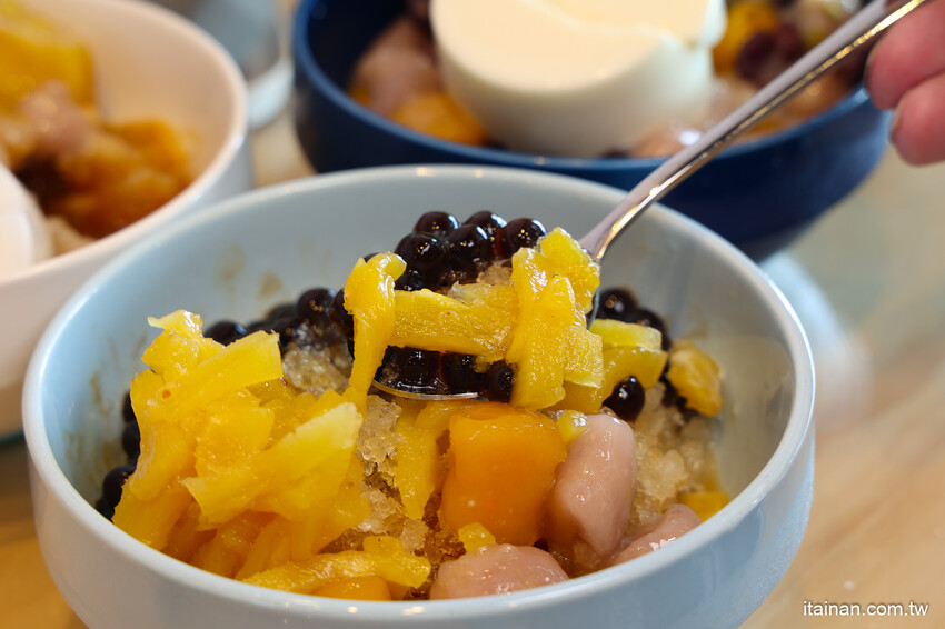 在恆春偶遇道地台南味~古早味芋泥、蜜番薯冰尬手工杏仁豆腐蹦出新創意,還可以用喝的唷!墾丁順遊必吃美食「偶泥蕃芋冰」 @台南好Food遊