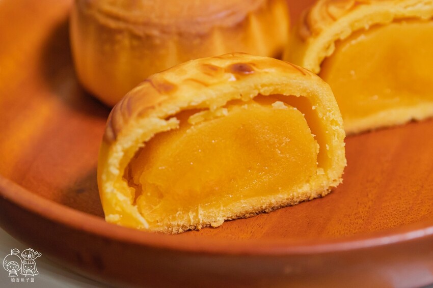 狸小路手作烘焙│中秋伴手禮好吃到皇上也不上朝！金黃港式流心餅超誘人，還有3種口味菠蘿蛋黃酥～