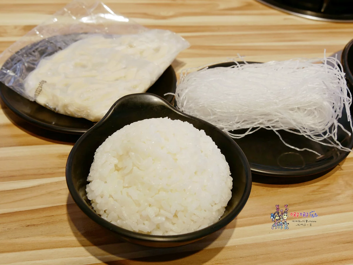 藏身社區樓下的火鍋店~海陸鍋只要330元！有一大盤肉和大顆蛤蜊