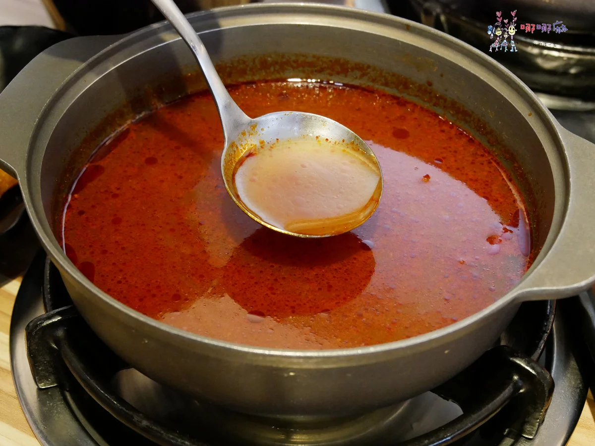 藏身社區樓下的火鍋店~海陸鍋只要330元！有一大盤肉和大顆蛤蜊