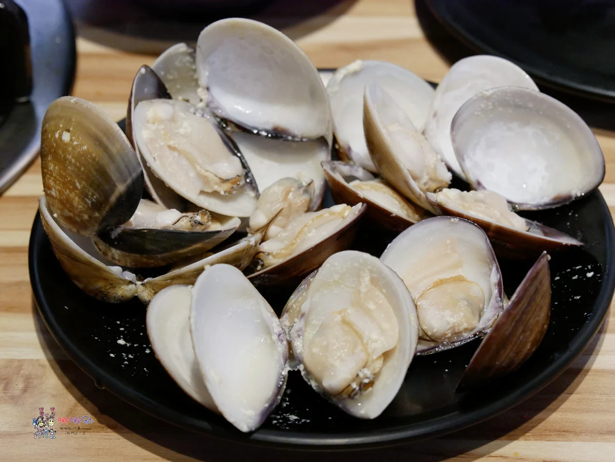 藏身社區樓下的火鍋店~海陸鍋只要330元！有一大盤肉和大顆蛤蜊