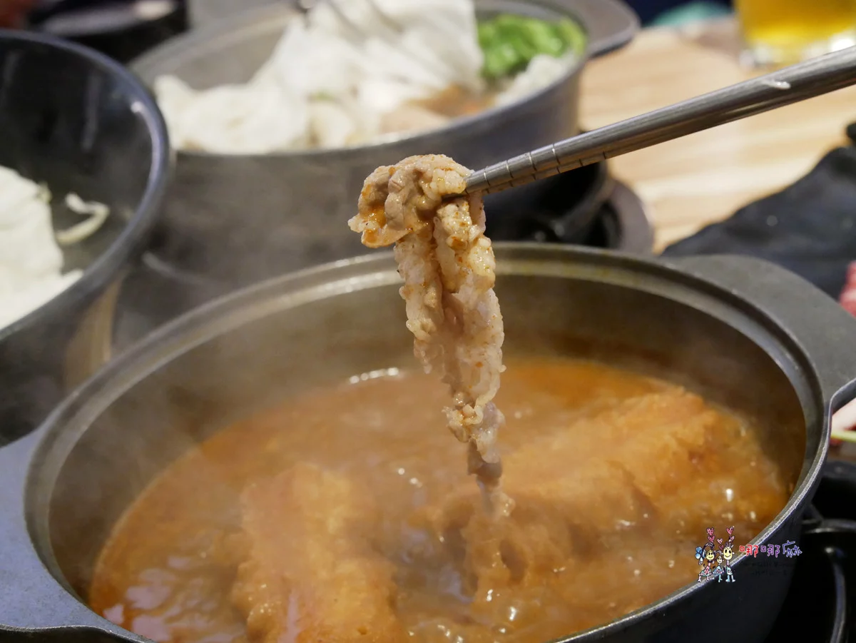 藏身社區樓下的火鍋店~海陸鍋只要330元！有一大盤肉和大顆蛤蜊