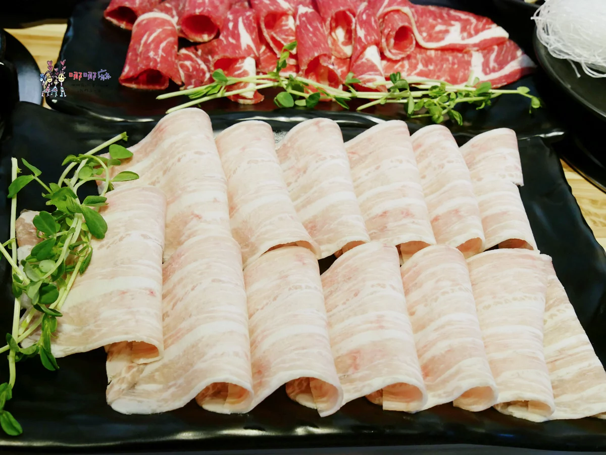 藏身社區樓下的火鍋店~海陸鍋只要330元！有一大盤肉和大顆蛤蜊