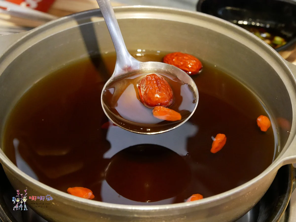 藏身社區樓下的火鍋店~海陸鍋只要330元！有一大盤肉和大顆蛤蜊