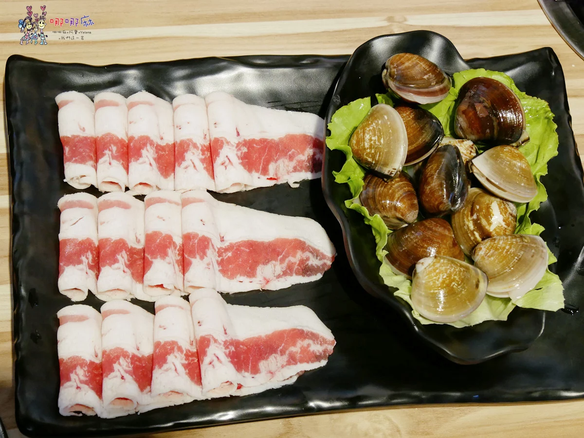 藏身社區樓下的火鍋店~海陸鍋只要330元！有一大盤肉和大顆蛤蜊