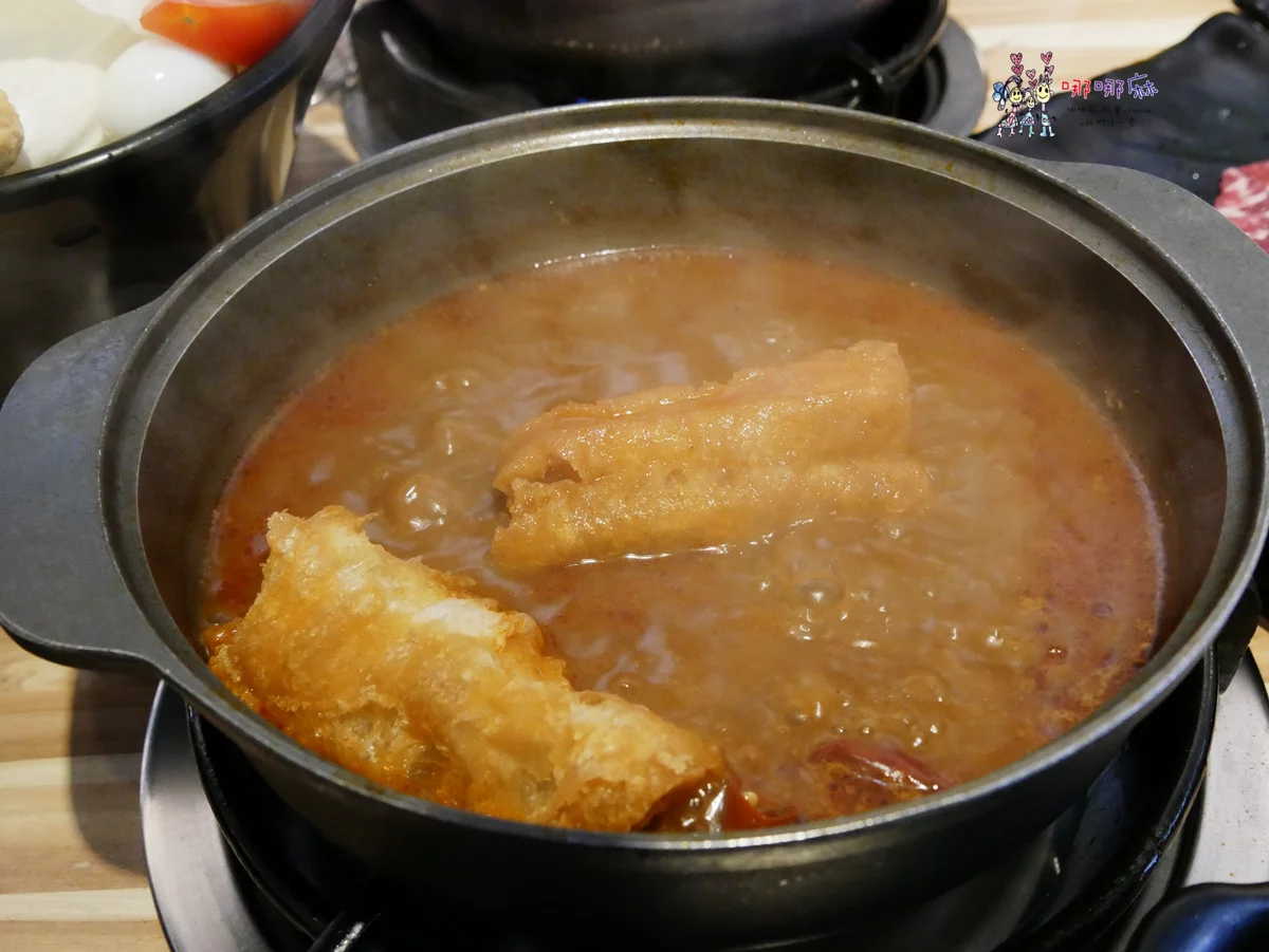 藏身社區樓下的火鍋店~海陸鍋只要330元！有一大盤肉和大顆蛤蜊