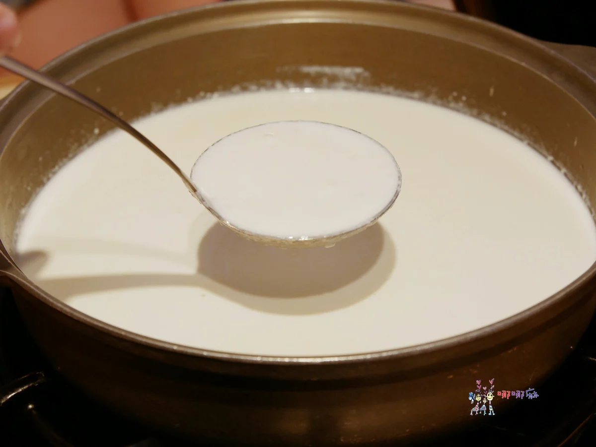 藏身社區樓下的火鍋店~海陸鍋只要330元！有一大盤肉和大顆蛤蜊