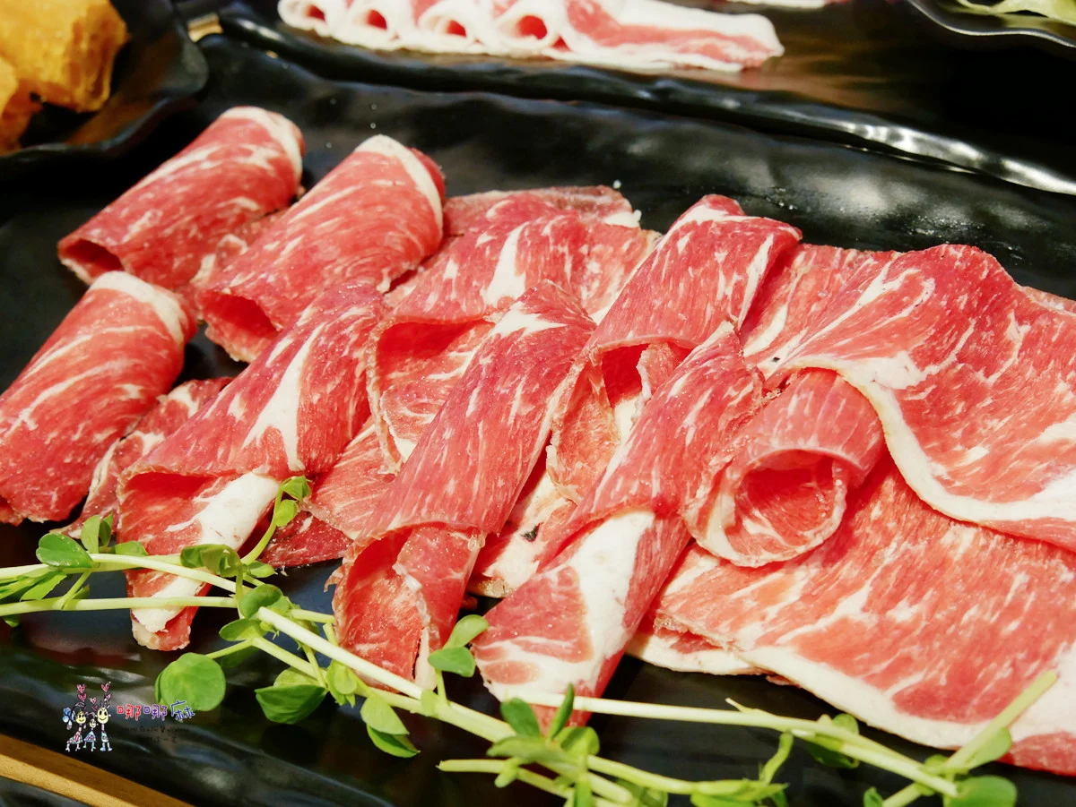 藏身社區樓下的火鍋店~海陸鍋只要330元！有一大盤肉和大顆蛤蜊