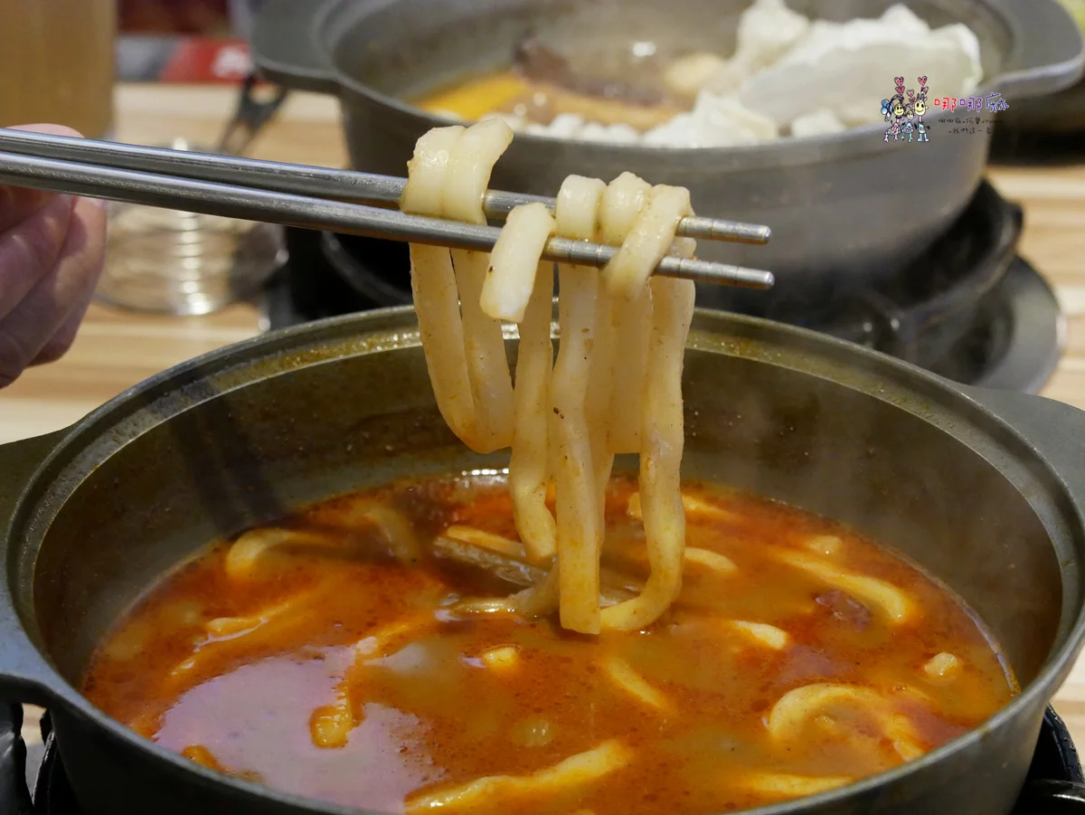 藏身社區樓下的火鍋店~海陸鍋只要330元！有一大盤肉和大顆蛤蜊